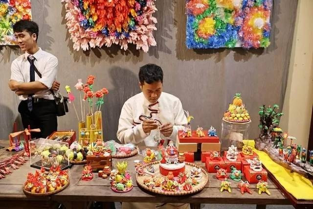 Les artisans créent des "tò he" (jouet folklorique vietnamien moulé avec de la farine sous des formes simples comme animaux, fruits, fleurs). Photo: Centre d’Information Touristique 2-2025-09-26t222427243.jpg