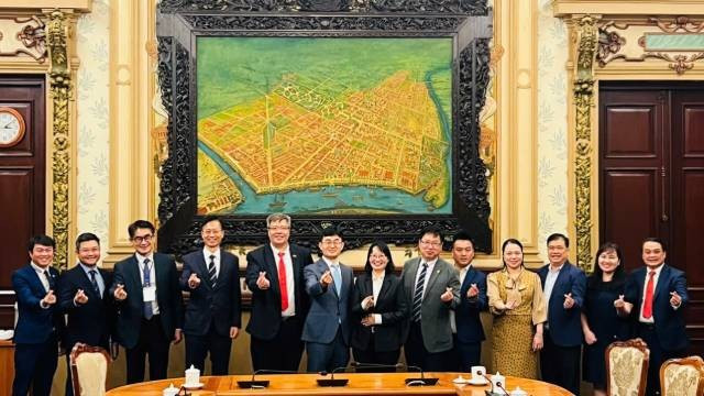 Les délégations des deux parties posent pour une photo souvenir. cac-ben-quyet-tam-tang-cuong-hop-tac-va-thuc-day-cho-quan-he-doi-tac-chien-luoc-toan-dien-viet-han-1-1.jpg
