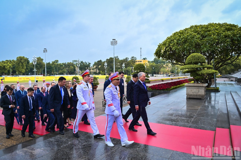 Viatcheslav Volodine et la délégation de haut niveau de la Douma d’État de Russie pénètrent dans le Mausolée pour rendre hommage au président Ho Chi Minh. Photo: nhandan.vn 9.jpg
