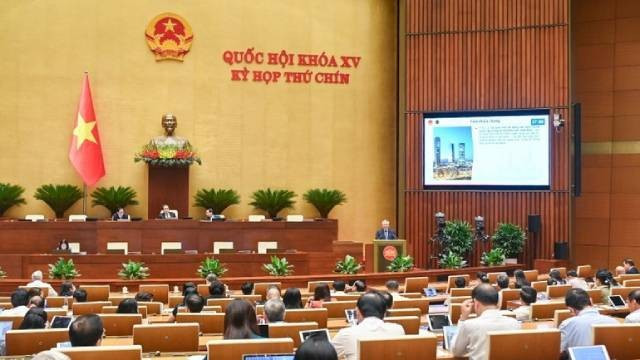 L’Assemblée nationale discute du projet de résolution concernant le Centre financier international. Photo : nhandan.vn 4-17.jpg