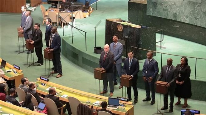 Dépouillement des votes. Photo : VNA Dépouillement des votes. Photo : VNA