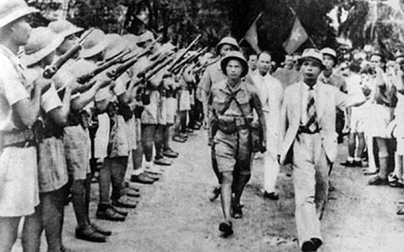 Le commandant en chef de l’Armée de libération du Vietnam, Vo Nguyen Giap, lors du défilé militaire à Hanoï, le 26 août 1945, après la prise du pouvoir pendant la Révolution d’Août. Photo d’archives: nhandan.vn 2.jpg