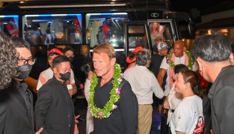 Teddy Sheringham a officiellement atterri dans la ville de Da Nang. Photo : nhandan.vn 2.jpg