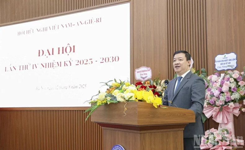 Le vice-président de l’Union des organisations d’amitié du Vietnam, Nguyen Ngoc Hung, s’exprime au Congrès. Photo: nhandan.vn image-1.jpg