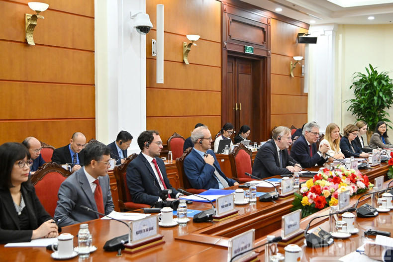 Achim Post et les délégués du SPD lors du dialogue. Photo: nhandan.vn 7.jpg