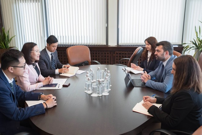Lors de la séance de travail entre l’ambassadrice du Vietnam en Bulgarie, Nguyên Thi Minh Nguyêt et le ministre bulgare des Affaires étrangères, Georg Georgiev à Sofia. Photo : VNA Lors de la séance de travail entre l’ambassadrice du Vietnam en Bulgarie, Nguyên Thi Minh Nguyêt et le ministre bulgare des Affaires étrangères, Georg Georgiev à Sofia. Photo : VNA