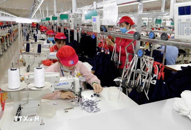 Dans une usisne de production des produits d'habillement pour les exportations. Photo : VNA Dans une usisne de production des produits d'habillement pour les exportations. Photo : VNA