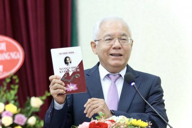 Alisher Mukhamedov présente la traduction en ouzbek du recueil de poèmes “Journal de prison” du Président Hồ Chí Minh, lors de la rencontre amicale célébrant le 30ᵉ anniversaire de l’établissement des relations diplomatiques entre le Vietnam et l’Ouzbékistan, le 30 août 2022. Photo : baoquocte.vn 2-93.jpg
