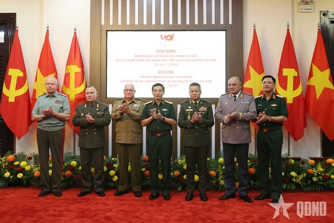 Le ministre de la Défense nationale, Phan Van Giang, et ses délégués. Photo : qdnd. Le ministre de la Défense nationale, Phan Van Giang, et ses délégués. Photo : qdnd.
