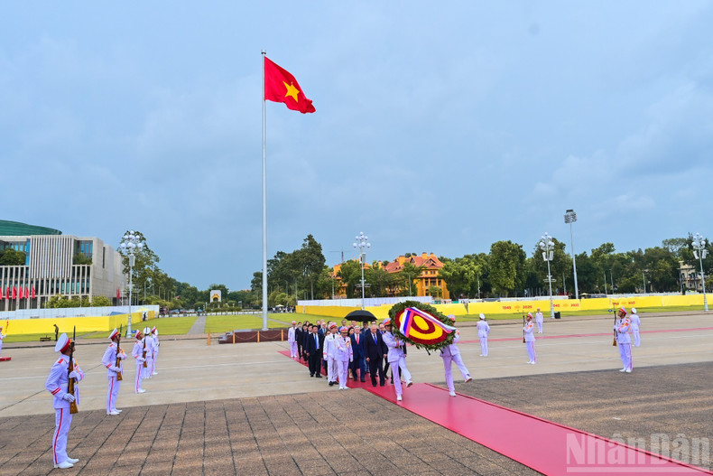 Le président de la Douma d’État de Russie, Viatcheslav Volodine, et la délégation de haut niveau russe ont rendu un hommage solennel au président Ho Chi Minh. Photo: nhandan.vn 4.jpg