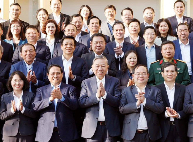 Le secrétaire général To Lam (Centre), le Premier ministre Pham Minh Chinh et les délégués. Photo: VNA