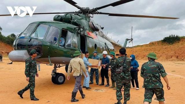 Des hélicoptères de l’armée ravitaillent la commune de Tia Dinh. 3-51.jpg