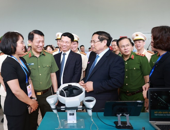Le Premier ministre Pham Minh Chinh visite un stand présentant des produits technologiques. Photo : VNA. Le Premier ministre Pham Minh Chinh visite un stand présentant des produits technologiques. Photo : VNA.