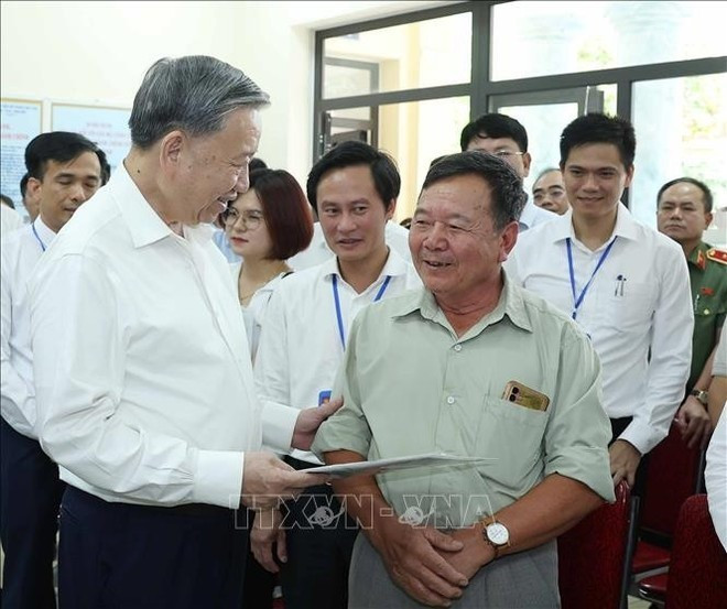 Le secrétaire général du Parti, Tô Lâm (à gauche), s’entretient avec des habitants au Centre des services administratifs publics de la commune de Phuc Thinh. Photo : VNA Le secrétaire général du Parti, Tô Lâm (à gauche), s’entretient avec des habitants au Centre des services administratifs publics de la commune de Phuc Thinh. Photo : VNA