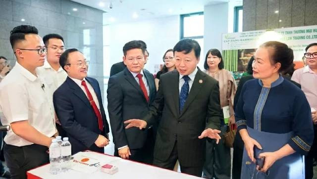Le vice-Premier ministre Tran Hong Ha a visité les véhicules électriques Victoria lors de la célébration du 75e anniversaire des relations diplomatiques entre le Vietnam et les pays du Moyen-Orient, au siège du ministère des Affaires étrangères, le 26 juin 2025. Photo: baoquocte.vn 4jpg.jpg