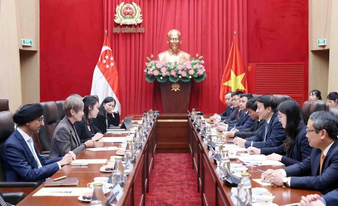 Entretien entre le ministre de la Sécurité publique, Luong Tam Quang et la ministre singapourienne du Développement numérique et de l’Information, Josephine Teo, à Hanoi, le 15 janvier. Photo : VNA.