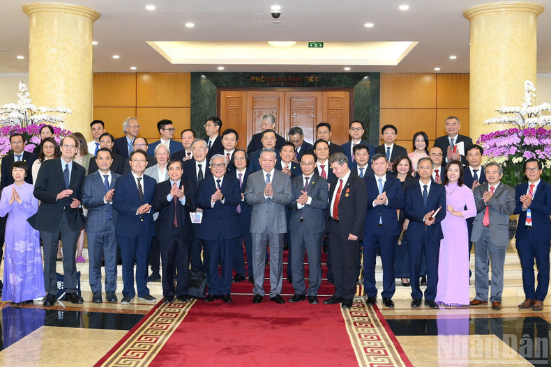 Le secrétaire général To Lam avec les participants du 7ᵉ colloque international sur les études vietnamiennes. Photo: nhandan.vn 10.jpg