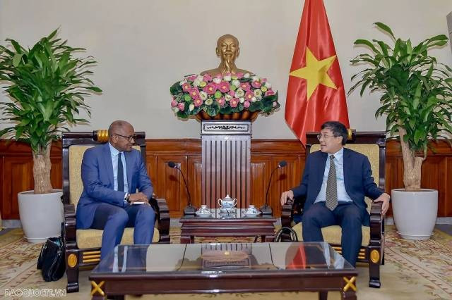 Ému, M. Firmin Edouard Matoko a partagé que le Vietnam est sa seconde Patrie, sa mère étant originaire de Thuy Khue, à Hanoï, capitale du Vietnam. Il a également évoqué l’image du Président Hồ Chí Minh et du Général Vo Nguyen Giap, toujours présents dans le cœur de nombreuses générations de Congolais et de peuples africains. Photo : baoquocte.vn 2-59.jpg