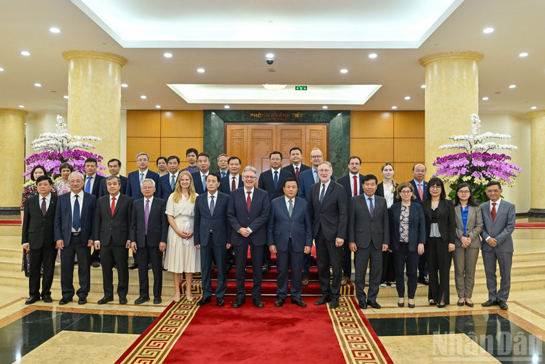 Les délégations du Parti communiste du Vietnam et du Parti social-démocrate d’Allemagne posent pour une photo de groupe au siège du Comité central du Parti. Photo: nhandan.vn 10.jpg