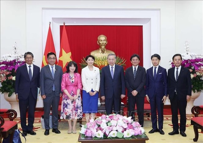Le secrétaire général To Lam et la délégation japonaise. Photo : VNA. Le secrétaire général To Lam et la délégation japonaise. Photo : VNA.