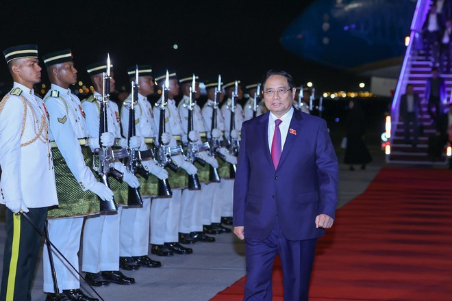 Le Premier ministre Pham Minh Chinh et la délégation vietnamienne sont arrivés en Malaisie pour prendre part au 47e Sommet de l'ASEAN et aux conférences connexes. Photo : baochinhphu.vn Le Premier ministre Pham Minh Chinh et la délégation vietnamienne sont arrivés en Malaisie pour prendre part au 47e Sommet de l'ASEAN et aux conférences connexes. Photo : baochinhphu.vn