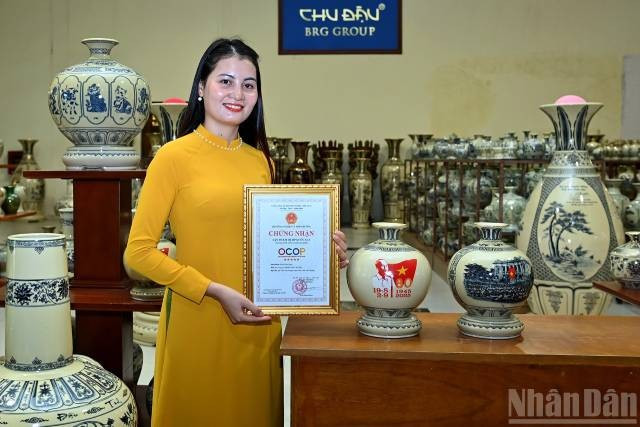 Le vase « Giot Ngoc » a reçu un certificat du ministère de l’Agriculture et de l’Environnement. Photo : nhandan.vn 10-12.jpg