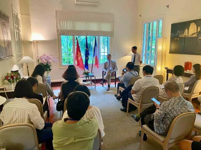 Vue d’ensemble de la conférence de presse à l’ambassade de France au Vietnam. (Photo : baoquocte.vn 2-57.jpg