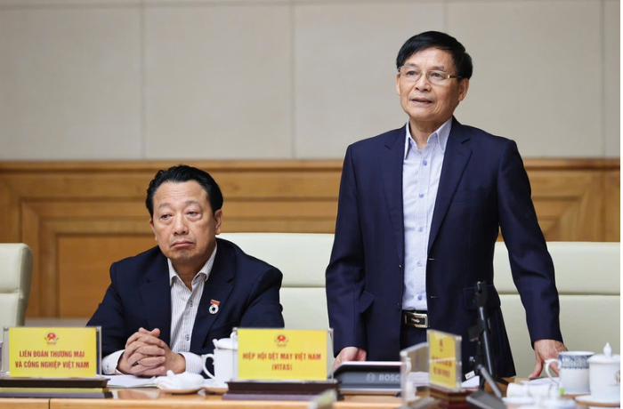 Selon le vice-président de l’Association vietnamienne du textile, Truong Van Can, le manque de matières premières constitue le principal verrou empêchant le secteur textile de tirer pleinement parti des accords de libre-échange. Photo : chinhphu.vn 2.png