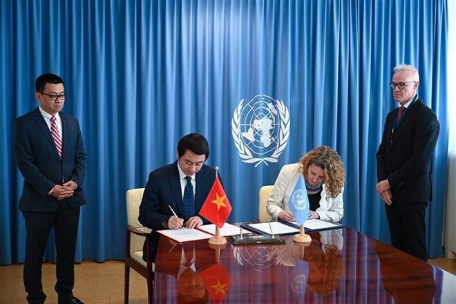 Le vice-ministre Le Anh Tuan et Mme Candice Welsch, directrice de la division des politiques publiques de l’ONUDC, signent un accord de pays hôte pour l’organisation de la cérémonie d’ouverture à la signature de la Convention des Nations Unies contre la cybercriminalité, prévu en octobre. Photo : VNA. Le vice-ministre Le Anh Tuan et Mme Candice Welsch, directrice de la division des politiques publiques de l’ONUDC, signent un accord de pays hôte pour l’organisation de la cérémonie d’ouverture à la signature de la Convention des Nations Unies contre la cybercriminalité, prévu en octobre. Photo : VNA.