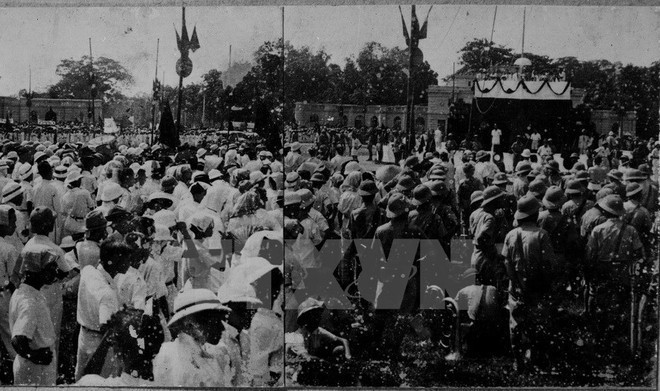 Des foules se rassemblent sur la place Ba Dinh pour écouter le Président Ho Chi Minh lire la Déclaration d'indépendance le 2 septembre 1945. Photo d'archives : VNA. Des foules se rassemblent sur la place Ba Dinh pour écouter le Président Ho Chi Minh lire la Déclaration d'indépendance le 2 septembre 1945. Photo d'archives : VNA.