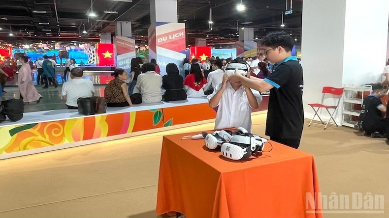 Jeunes visiteurs découvrant un décor virtuel. Photo : nhandan.vn 5.jpg