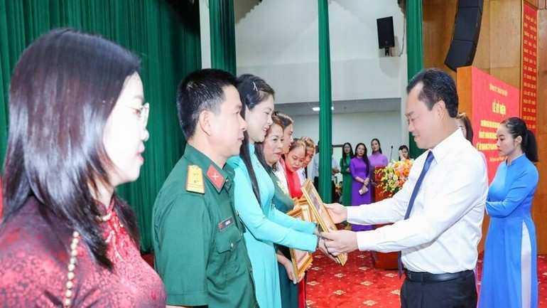 Ngo Dong Hai, membre du Comité central du Parti et vice-président de la Commission centrale de la Propagande et du Travail de masse, a remis des certificats de mérite à des collectifs et individus exemplaires dans la mise en œuvre de la Directive n°05-CT/TW. Photo: nhandan.vn 3.jpg