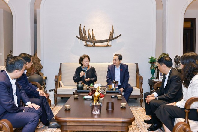 Le président de l’Assemblée nationale Trân Thanh Mân rend visite et présente ses vœux du Nouvel An à l’ancienne présidente de l’Assemblée nationale Nguyên Thi Kim Ngân. Photo : VNA