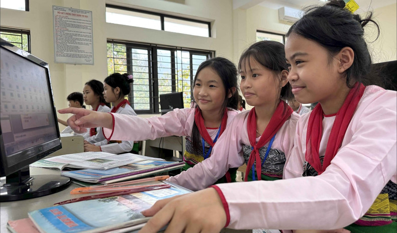Des élèves du lycée internat des minorités ethniques de Ngoc Lac (province de Thanh Hoa) consultent des informations dans la bibliothèque électronique. Photo: VNA