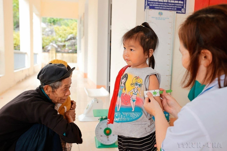 Le centre de santé de la commune de Meo Vac (province de Tuyen Quang) organise un bilan nutritionnel périodique tous les six mois pour les enfants locaux. Photo : VNA