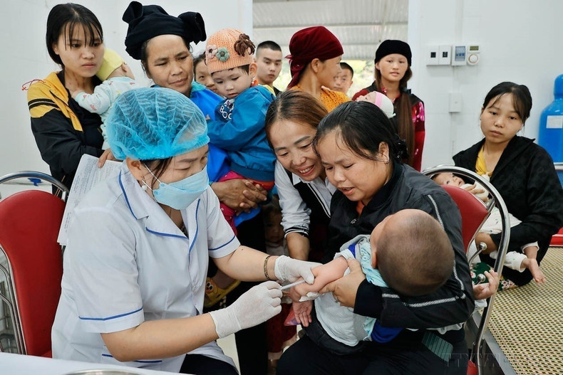 Des enfants à Tuyen Quang sont vaccinés dans le cadre du programme élargi de vaccination. Photo: VNA