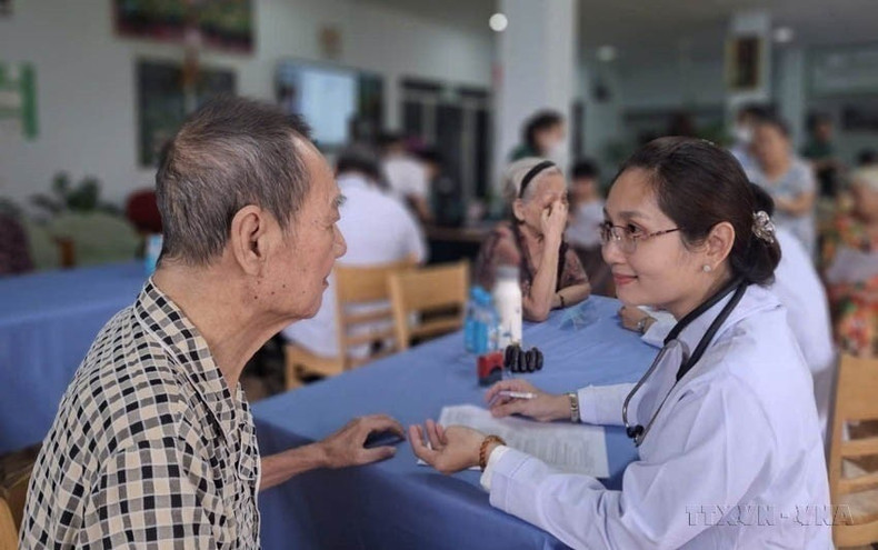 Examens médicaux auprès des personnes âgées de la maison de retraite Tam An, à Ho Chi Minh-Ville. Photo : VNA