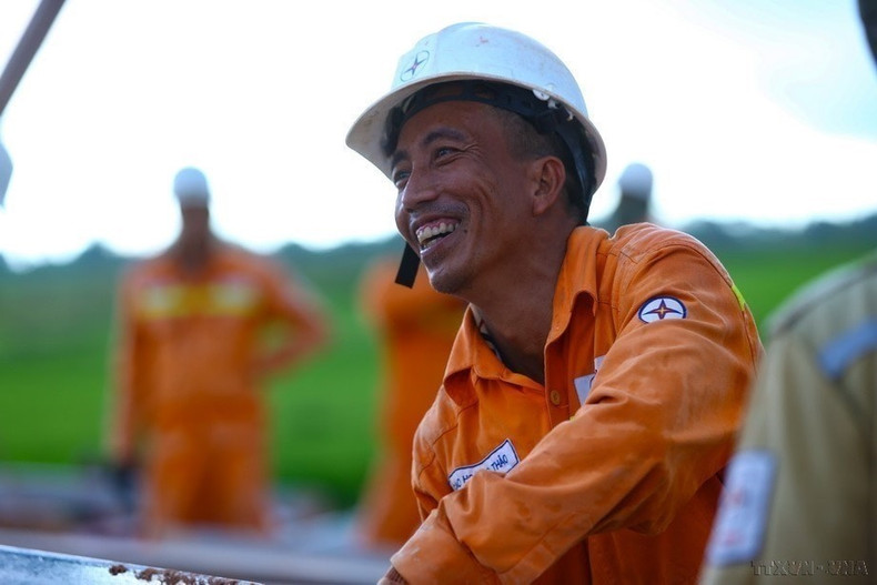 Un ouvrier participant au projet de la ligne électrique de 500 kV, circuit 3, Quang Trach - Pho Noi, un projet national majeur pour 2024. Photo : VNA