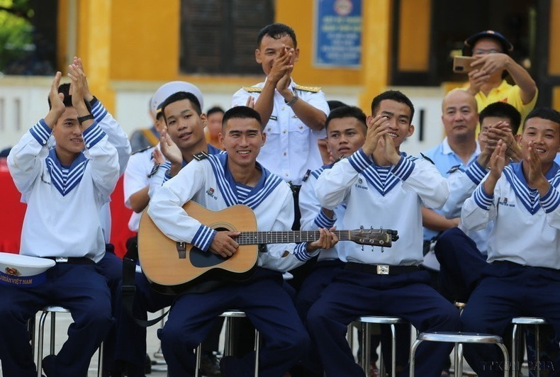 Des soldats stationnés sur l'île de Sinh Ton Dong participent à un échange culturel avec une délégation en visite à Truong Sa. Photo : VNA