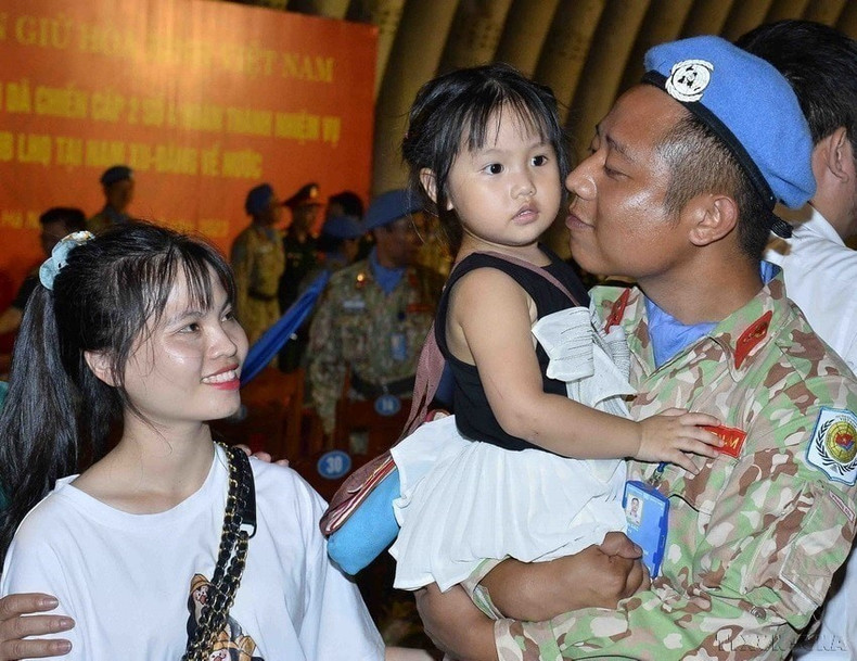 La joie d'un membre de l'Hôpital de campagne de niveau 2 n° 4 lors de ses retrouvailles avec sa famille après un an de service au sein de la Mission de maintien de la paix des Nations Unies au Soudan du Sud. Photo : VNA