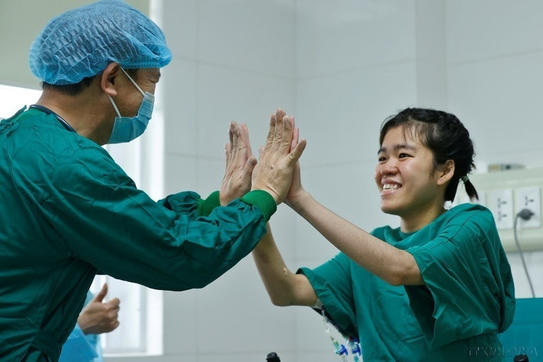 La joie d'un médecin et de la patient P.A.T. qui se rétablit rapidement après une opération du poumon. Photo : VNA