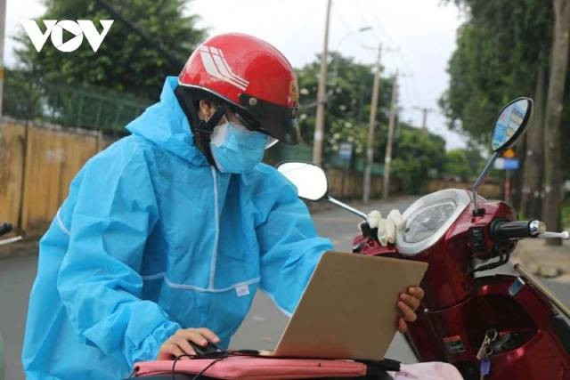 La journaliste Kim Dung de VOV Hô Chi Minh-Ville en reportage en 2021, juste après être sortie d’une zone de quarantaine Covid-19. Photo: VOV pv-1.jpg