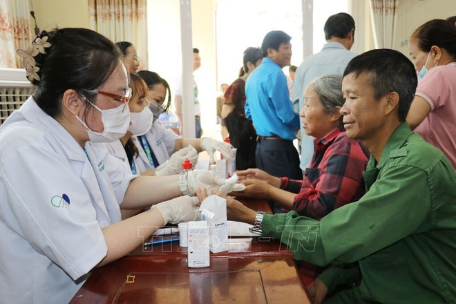 Des personnes en situation difficile bénéficient de consultations médicales gratuites. Photo: VNA Des personnes en situation difficile bénéficient de consultations médicales gratuites. Photo: VNA
