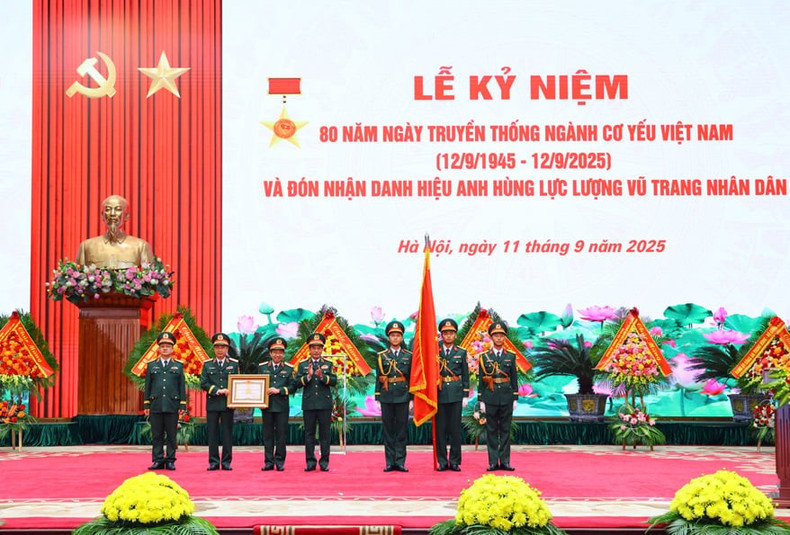 Le général Phan Van Giang remet le titre de Héros des Forces armées populaires au Comité gouvernemental de chiffrement. Photo : Ministère vietnamien de la Défense. Le général Phan Van Giang remet le titre de Héros des Forces armées populaires au Comité gouvernemental de chiffrement. Photo : Ministère vietnamien de la Défense.