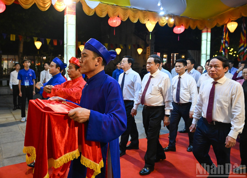 Le président de l’AN Tran Thanh Man et les délégués participent à la procession rituelle portant l’oraison funèbre jusqu’au temple de Kiep Bac. Photo: nhandan.vn 8.jpg