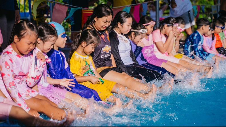 Les élèves de l'enseignante Do Thi Ngoc Quy sont de différents âges. Photo: nhandan.vn 3.jpg