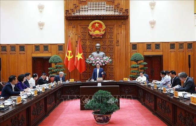 La réunion de la permanence du gouvernement pour discuter des principaux projets ferroviaires. Photo : VNA