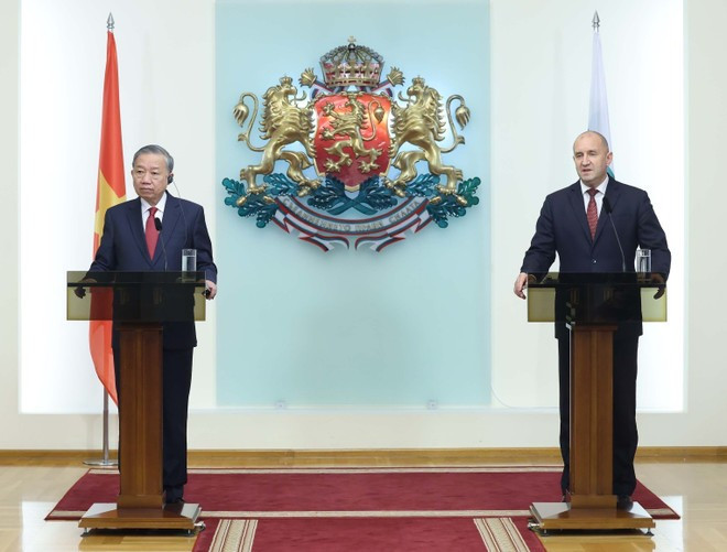 Le secrétaire général du PCV To Lam et le président bulgare Rumen Radev lors la conférence de presse portant sur les résultats de leur entretien. Photo : VNA. Le secrétaire général du PCV To Lam et le président bulgare Rumen Radev lors la conférence de presse portant sur les résultats de leur entretien. Photo : VNA.