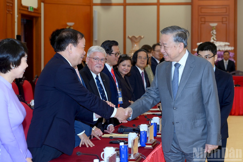 Le secrétaire général To Lam avec les délégués participant à la réception. Photo: nhandan.vn 3.jpg