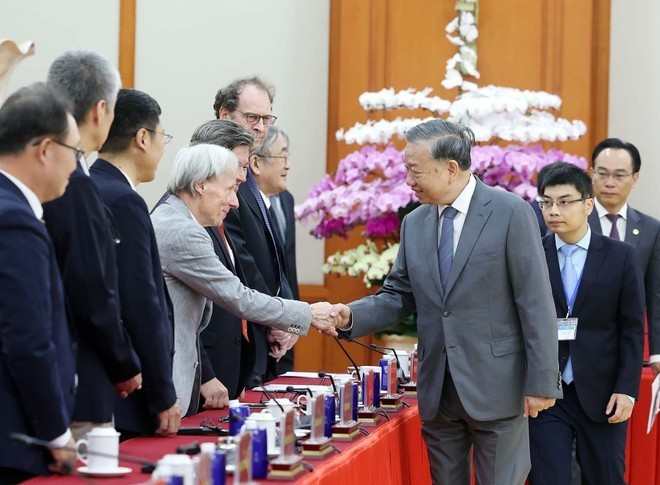 Le secrétaire général du Parti, Tô Lâm, souhaite la bienvenue aux délégués participant à la 7e Conférence internationale sur les études vietnamiennes. Photo : VNA Le secrétaire général du Parti, Tô Lâm, souhaite la bienvenue aux délégués participant à la 7e Conférence internationale sur les études vietnamiennes. Photo : VNA